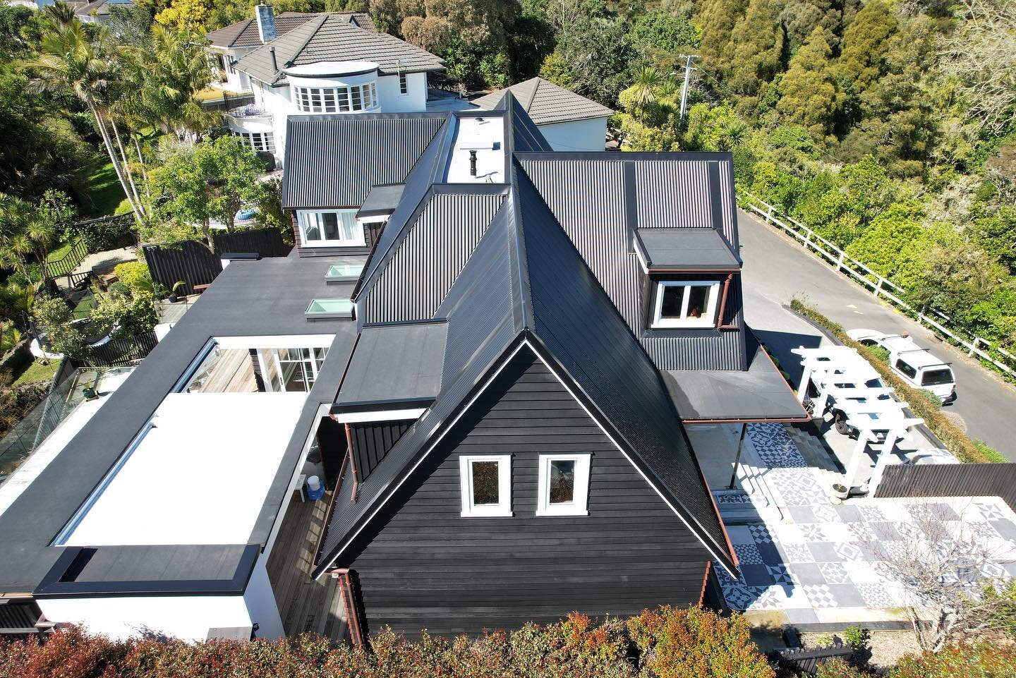 One we completed at the end of the last year under shrink wrap. Very happy with how this turned out. 
 
You build it, we roof it 🫱🏾&zwj;🫲🏽

Profile - True Oak 
@roofing_industries_group 

Colour - Ebony 
@colorsteelnz