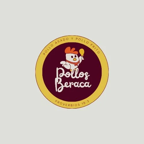 Logo redondo con borde amarillo, en el centro un dibujo de un pollo con gafas y una cuchara, texto que dice 'Pollos Beraca', y en la parte superior e inferior del borde el lema 'Pollo asado y pollo frito' y 'Proverbios 16:3'.