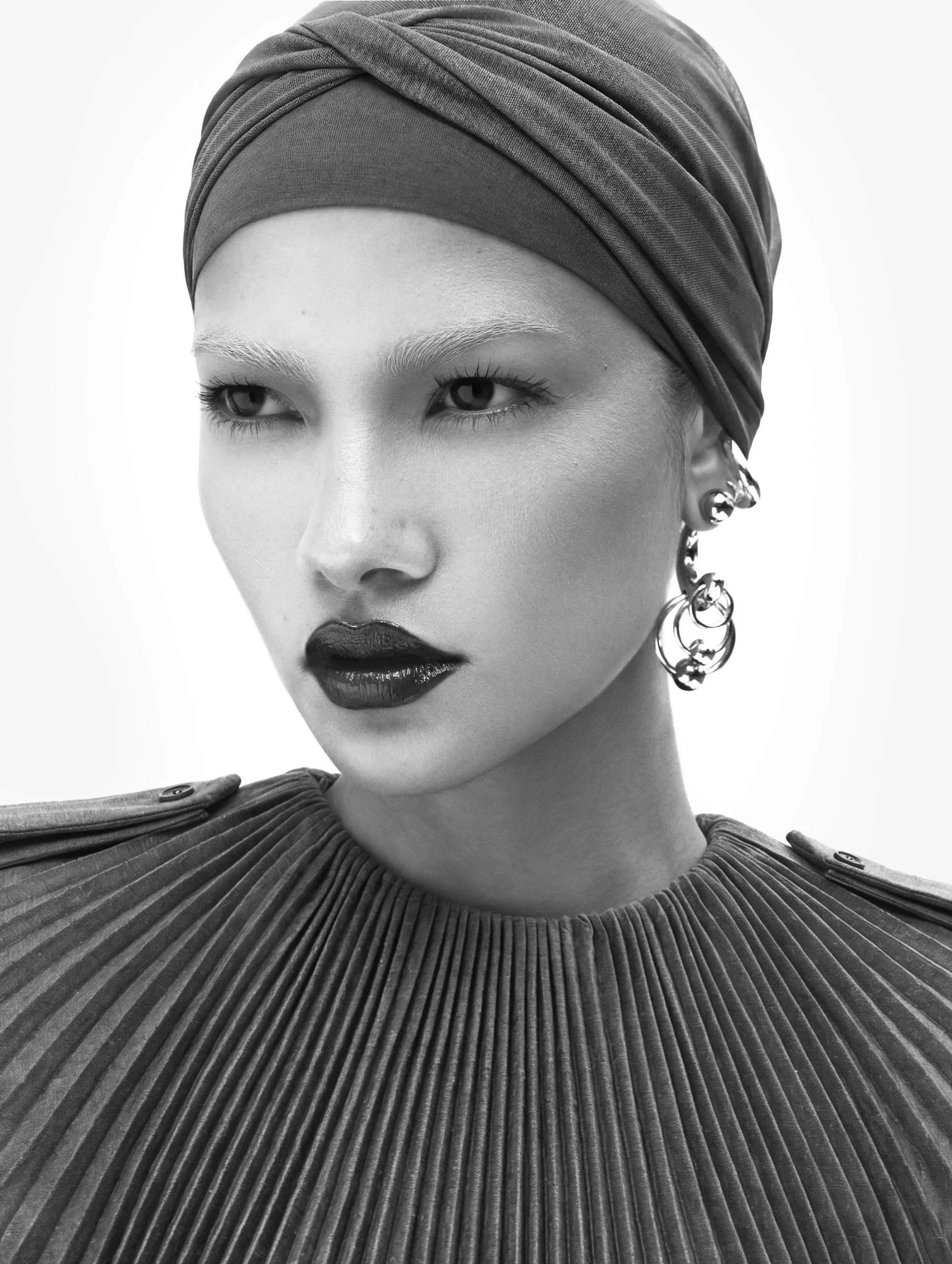 Top MUGLER, headscarf SAINT LAURENT BY ANTHONY VACCARELLO, earrings PANCONESI, lashes LASH LATEX MASCARA YSL BEAUTY, lip combo YSL BEAUTY. Cenit Nadir by David Vetiver