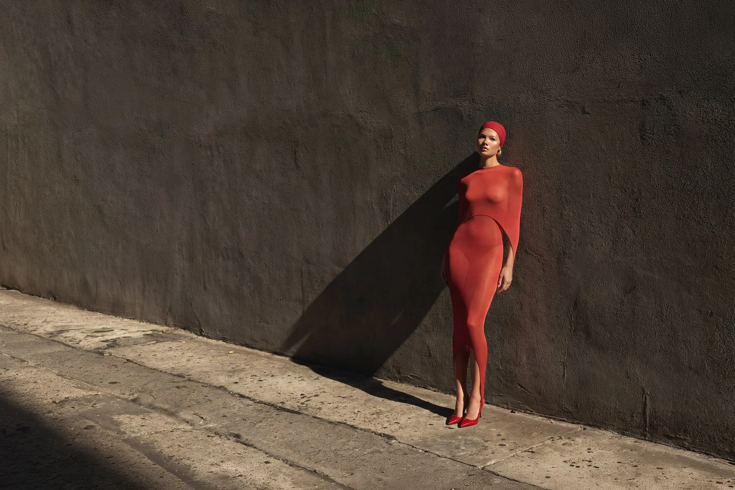 Second-skin tension dress ALAÏA, headscarf MAGDA BUTRYM, shoes PRADA, earrings BOTTEGA VENETA. Cenit Nadir by David Vetiver.