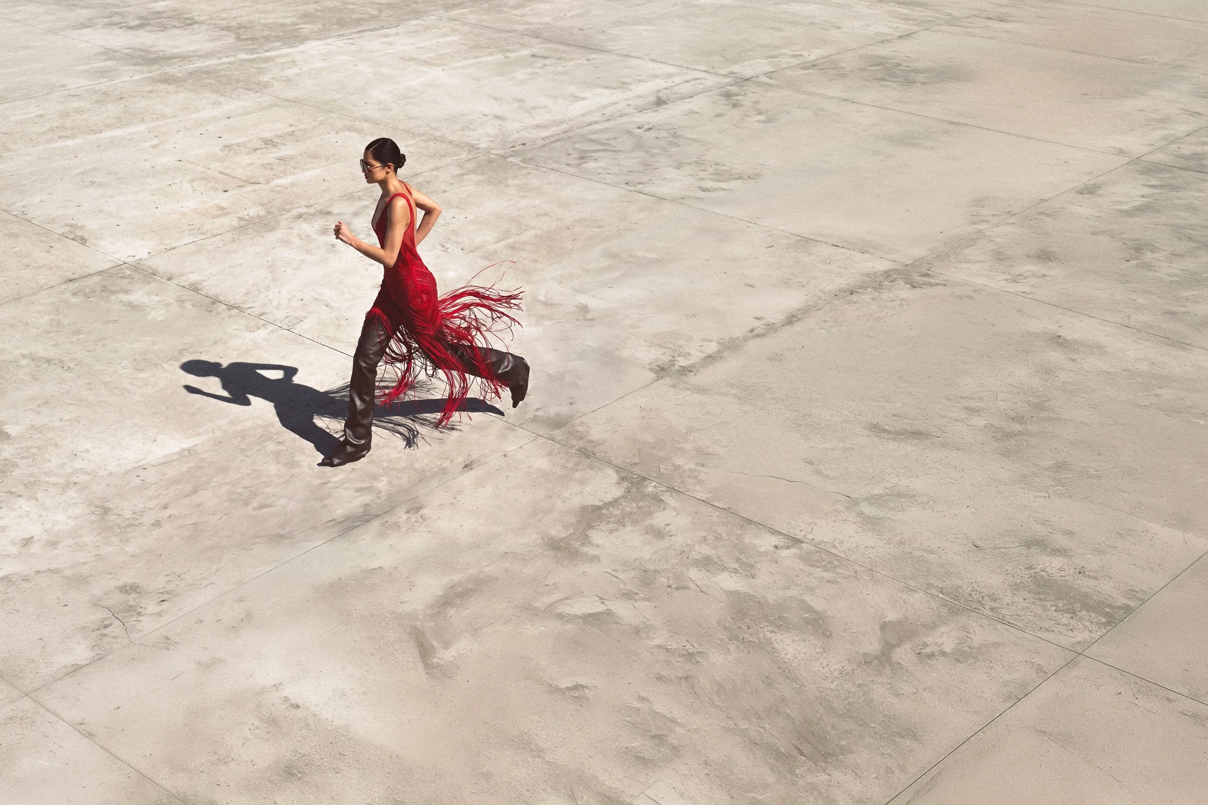 Dress & boots THE ATTICO, sunglasses BOTTEGA VENETA. Woman running. Cenit Nadir by David Vetiver