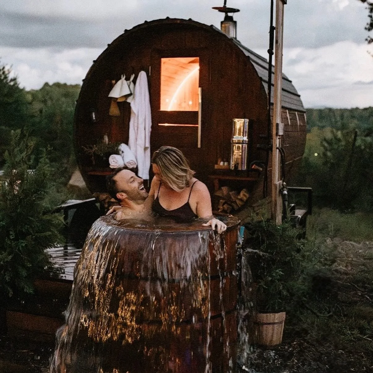 Sauna has a way of lowering stress. Heat helps the nervous system slow down. Cold brings you back into the moment.
Shared experiences make it easier to connect.
and when people feel better in their bodies, conversation tends to follow.

So basically 