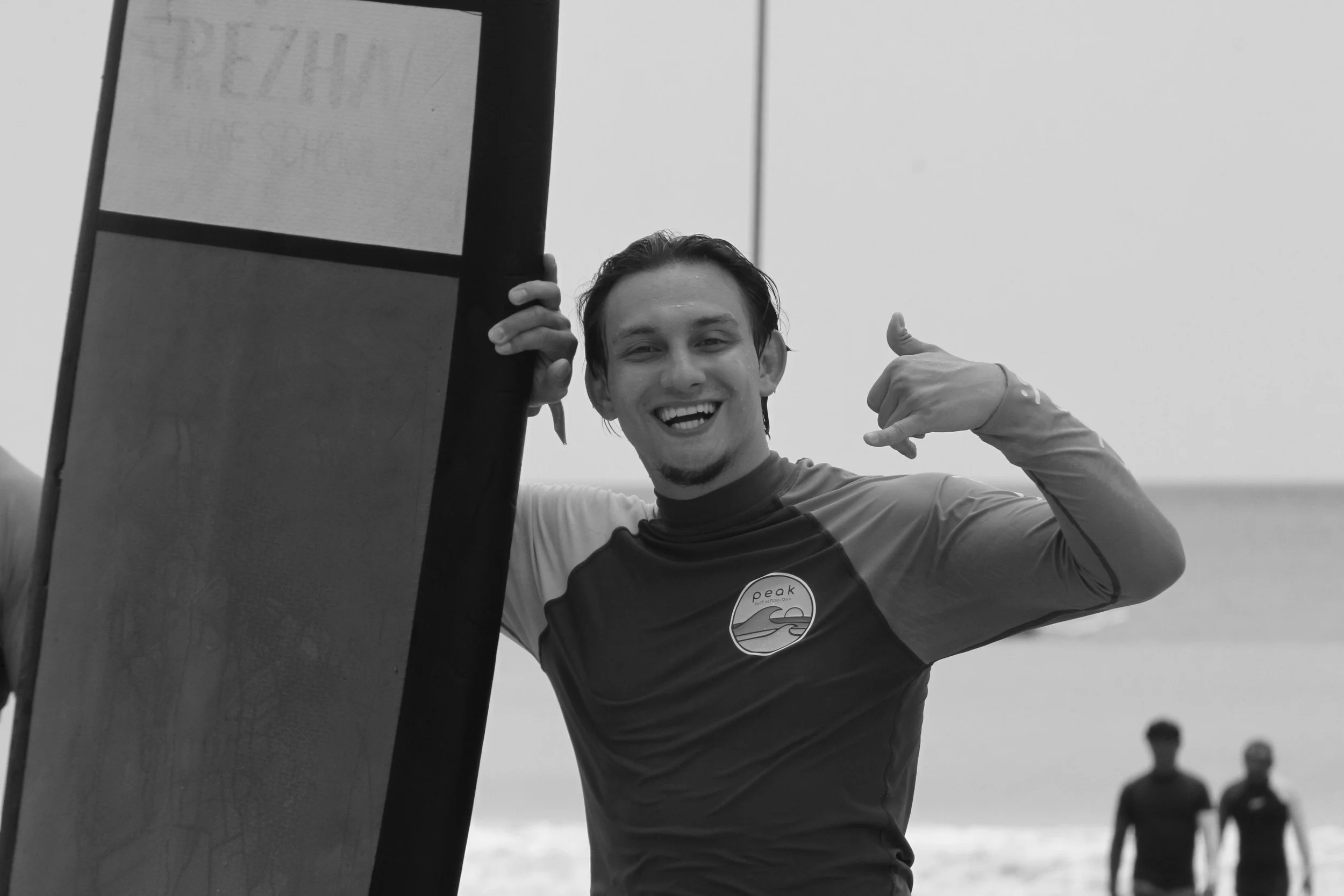 Surf Student Solana Peak Surf Bali x After Break Point at Jimbaran Beach! @solana @solanabreakpoint peak surf school bali happy joy friendhip students riding waves at Jimbaran Uluwatu White sand crystal blue water clear water Peak Surf School Bali