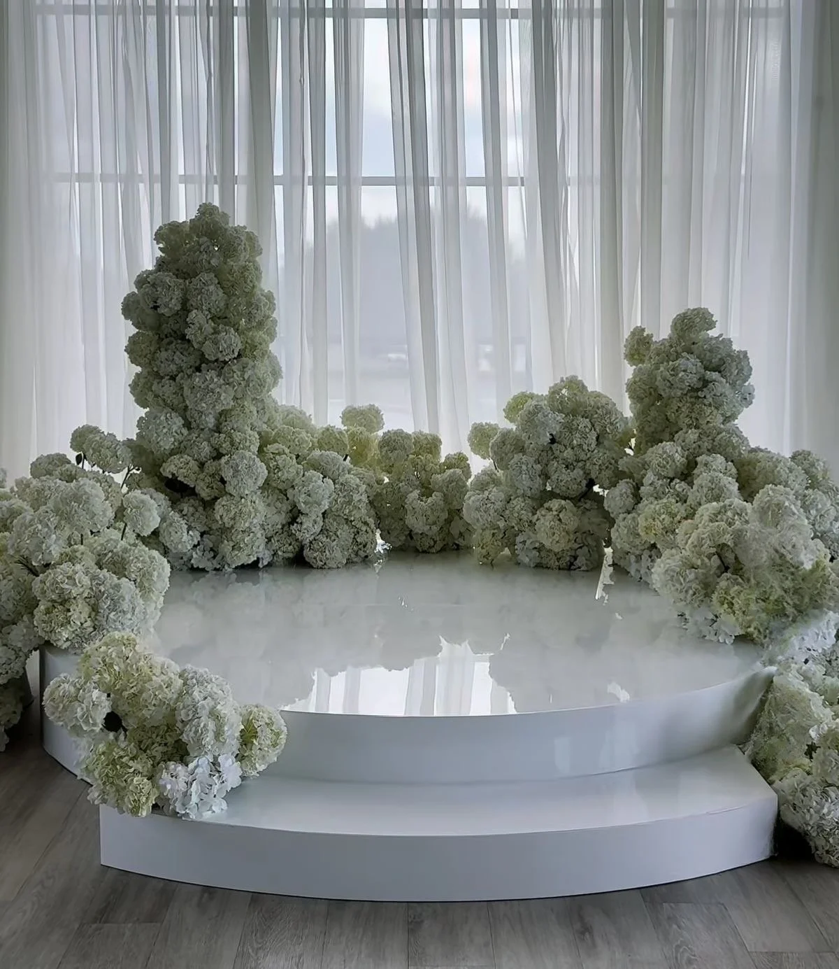 Round White Gloss Stage Riser