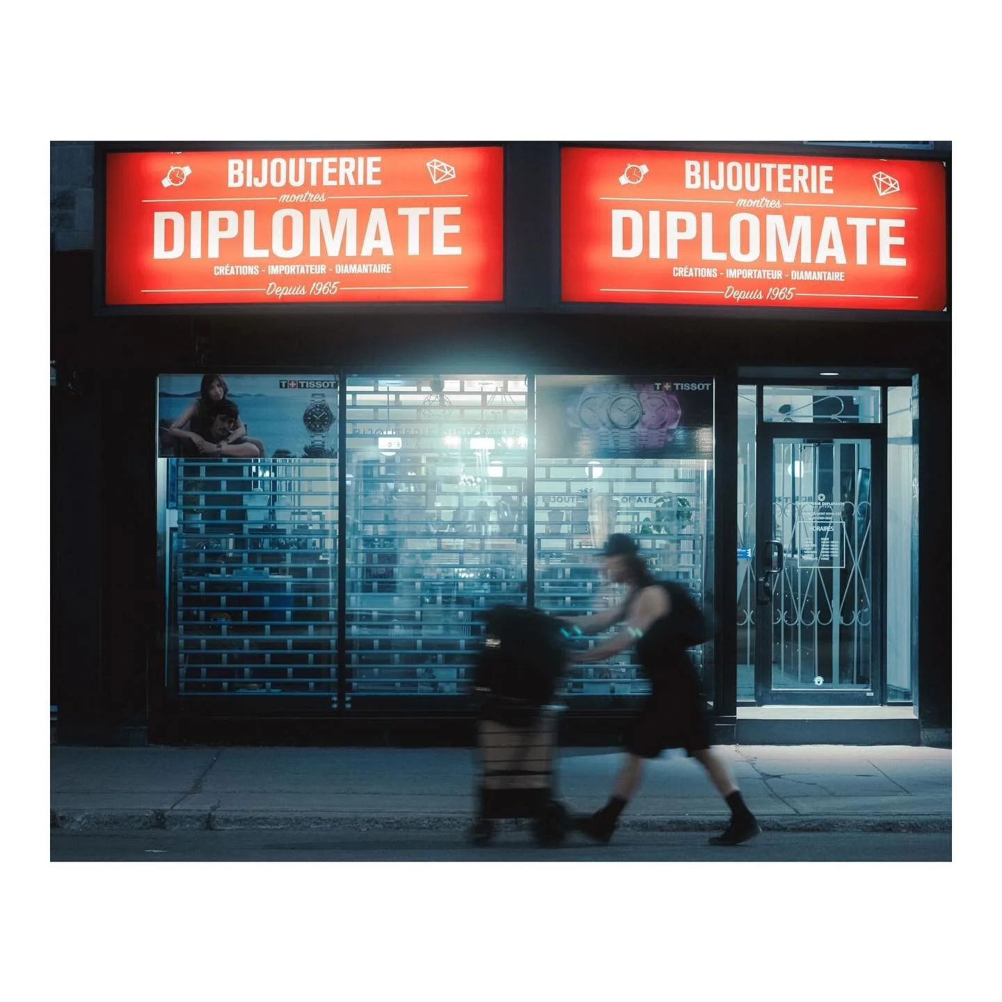 Nobody’s gonna know..
#streetphotography 
#red 
#montreal
#montréal 
#28mmstreetphotography