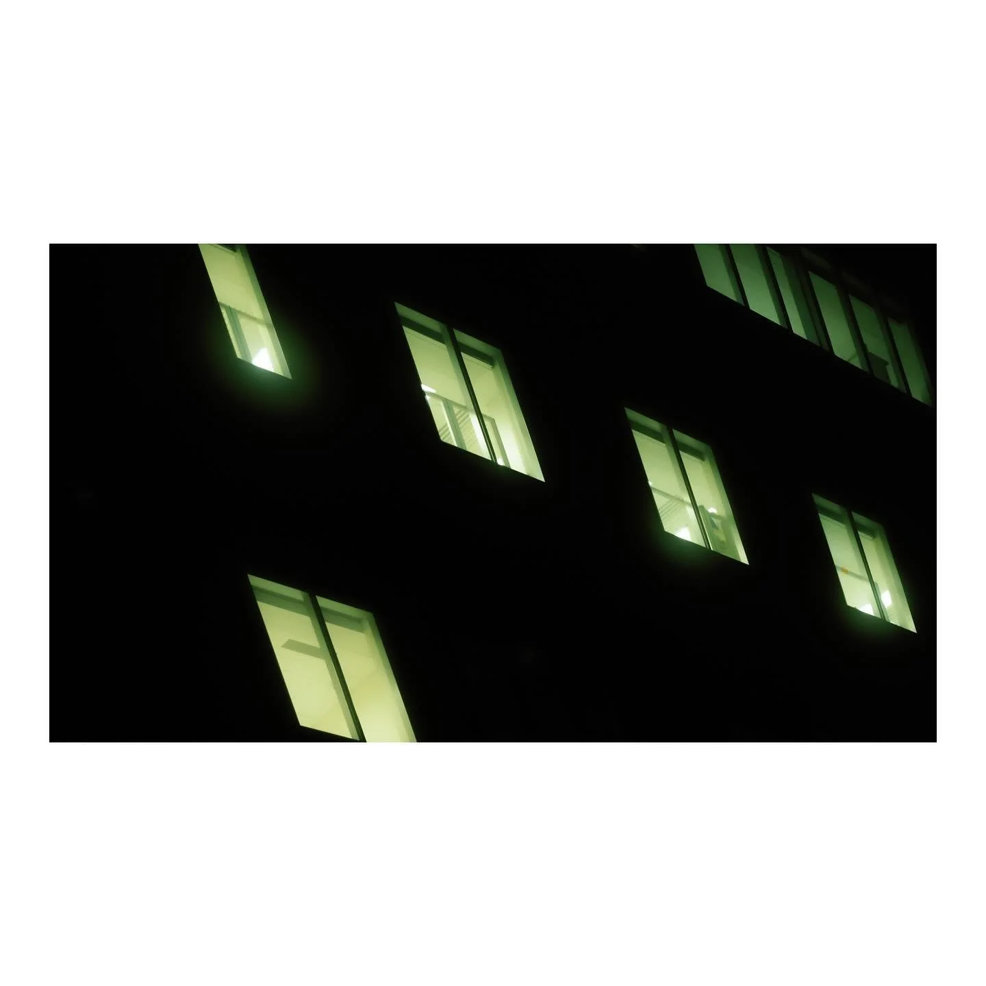 #streetphotography 
#montreal 
#green 
#28mmstreetphotography