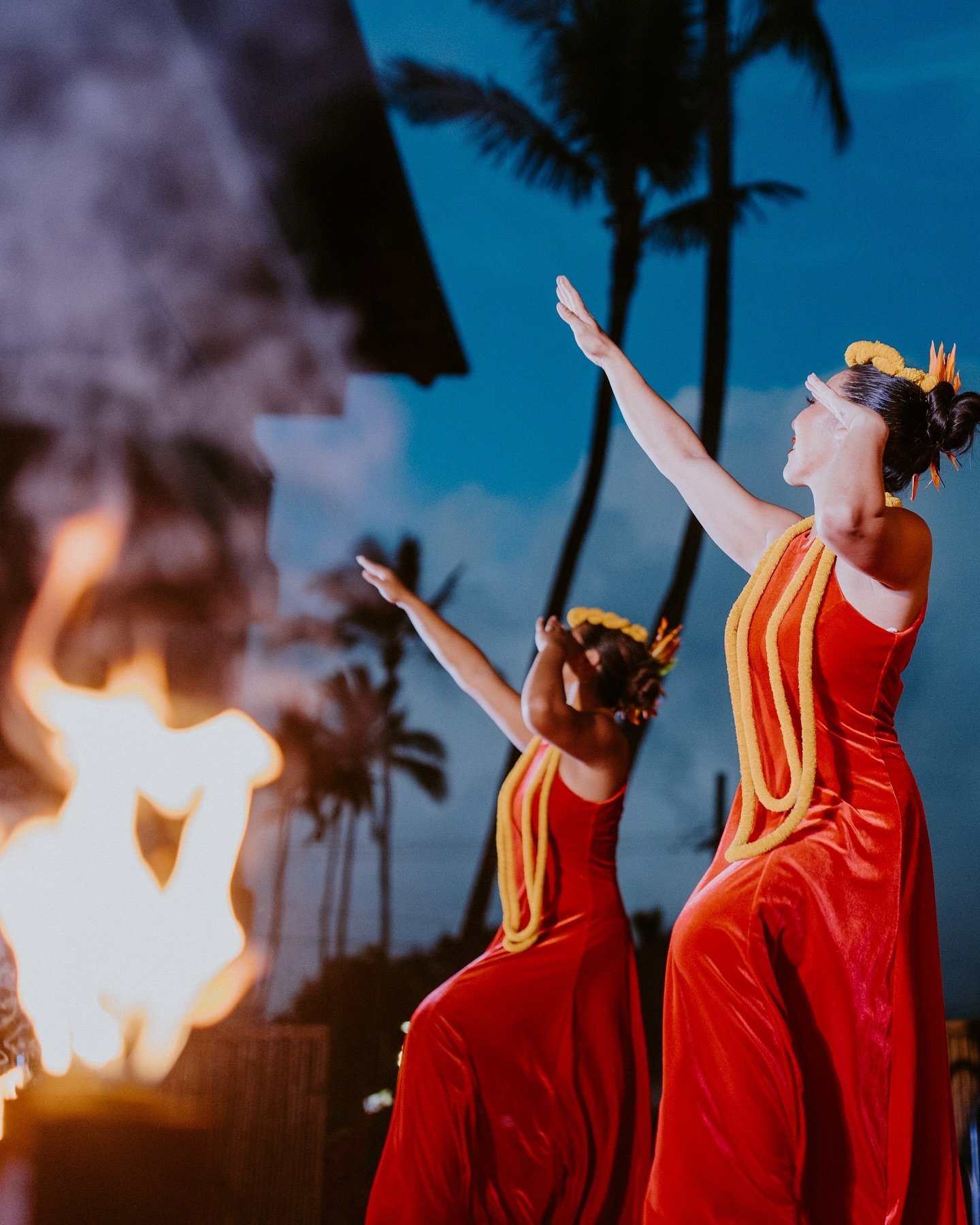 Hula holds the stories of old Hawai&rsquo;i 🔥&hearts;️

📷: @ashfabhawaii 

#AuliiLuau #Kauai #Hawaii #Poipu #Luau #KauaiExperience #OceanfrontLuau #HawaiianCulture #IslandParadise