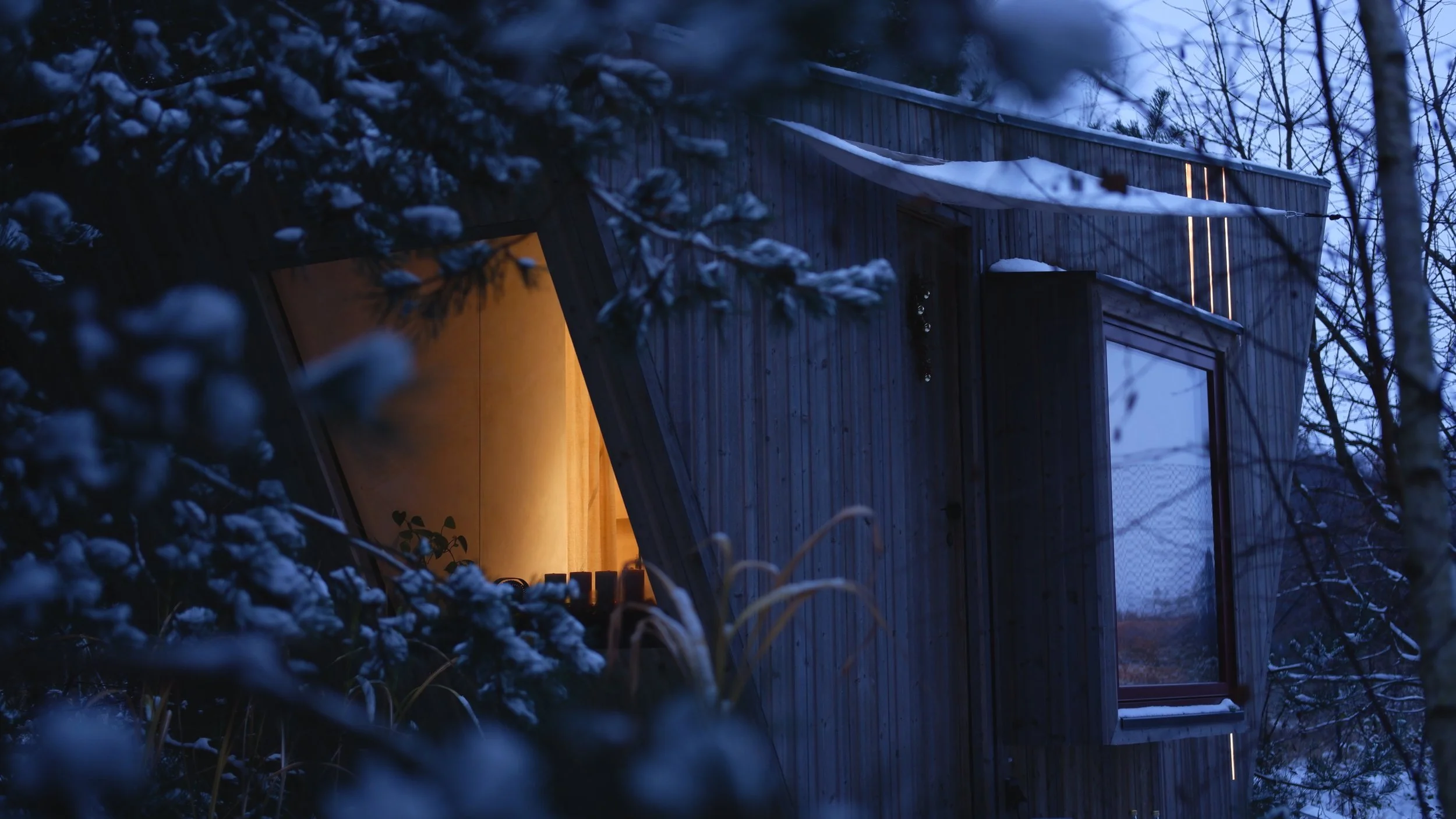husly-projekt-tinyhouse-nook-außenansicht-hinten-winter.jpg