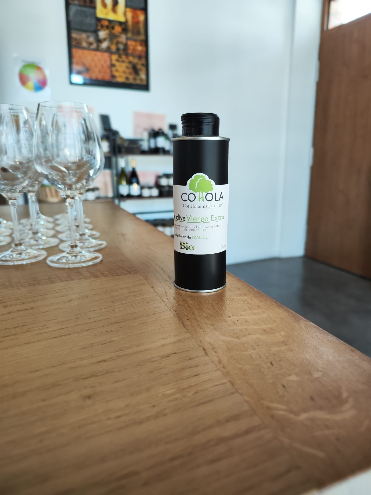 Bouteille d'huile d'olive sur le bord de la table de la boutique