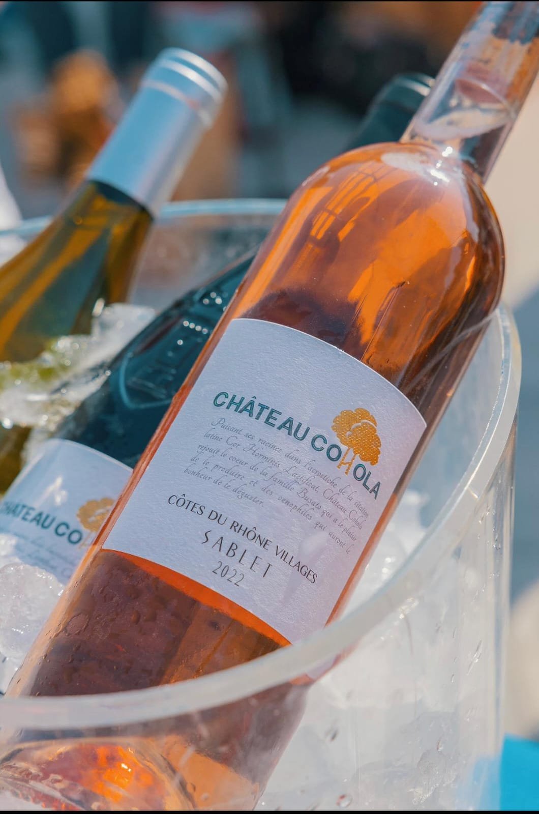 Bouteille de rosé en gros plan dans un seau à glace