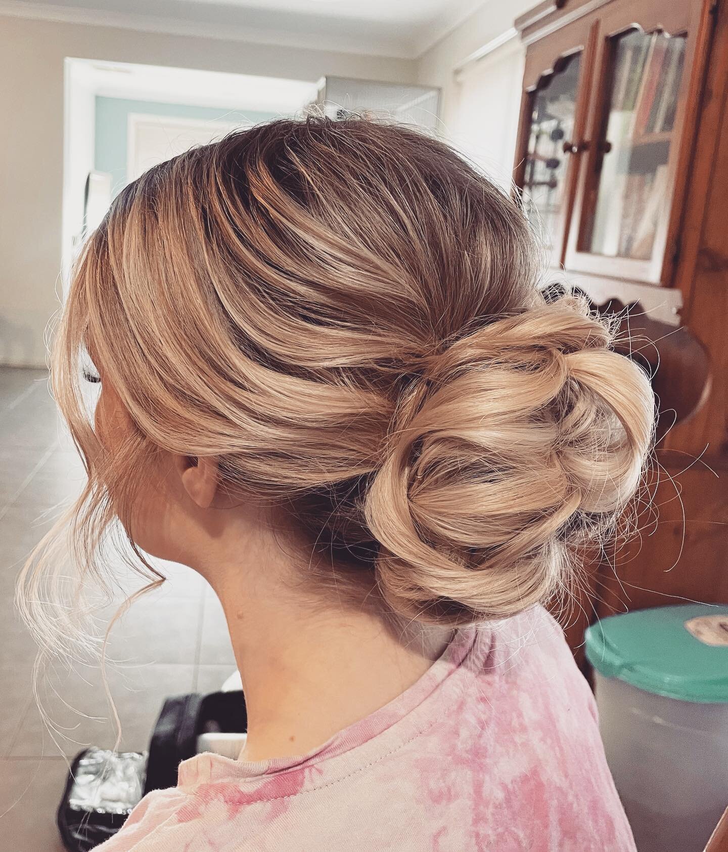Formal, debutante hairstyle which is super soft and pretty 😍

#hairstyles #softbun #hairstylist #melbournehairstylist #lovehair #trendinghair #trendinghairstyles