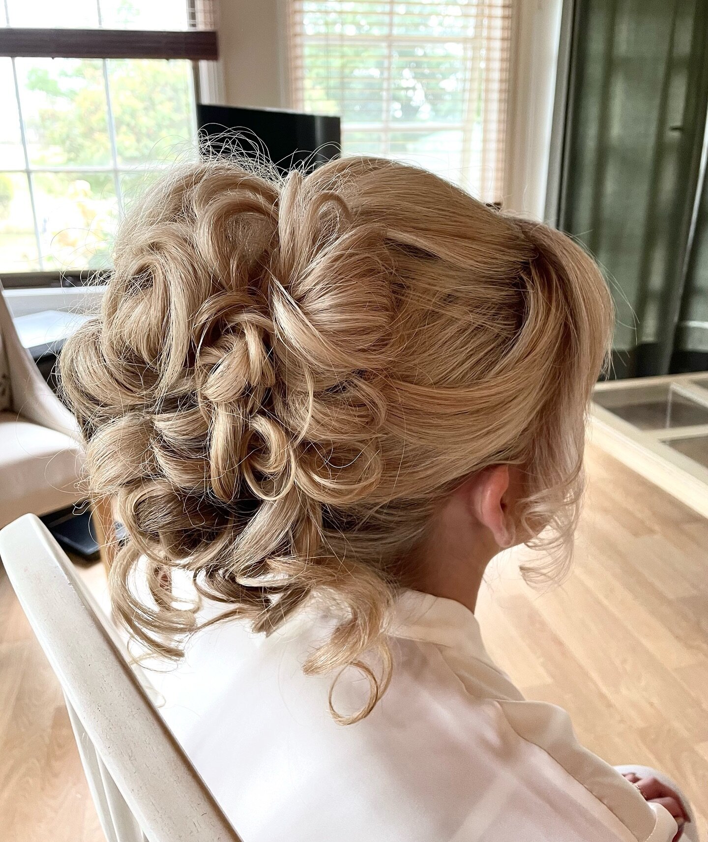 Soft princess bridal updo 🥂

#mua #hmua #bride #bridalhair #bridalbun #curlybun #hairstyles #weddingstyles #hair #hairstyles #melbournehairstylist