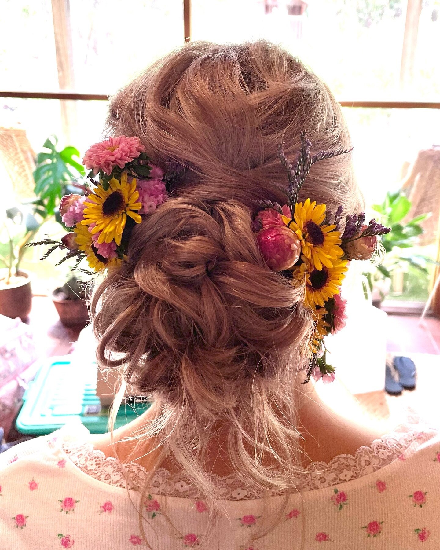 Soft whimsical bridal bun 🥰