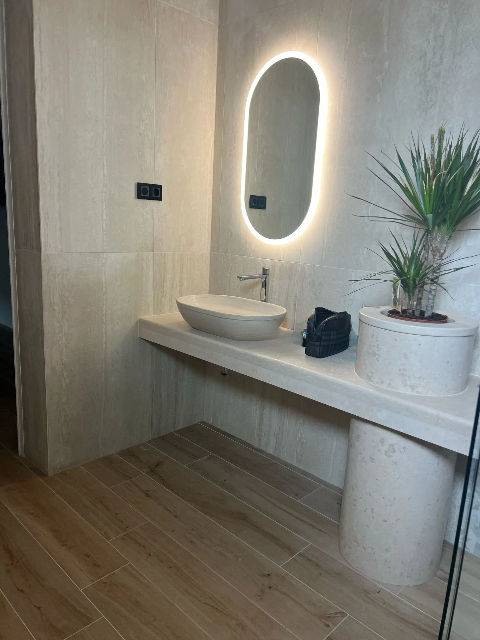 Marmor Waschbecken mit dekorativer Vase im Badezimmer einer Villa in Istrien.jpg