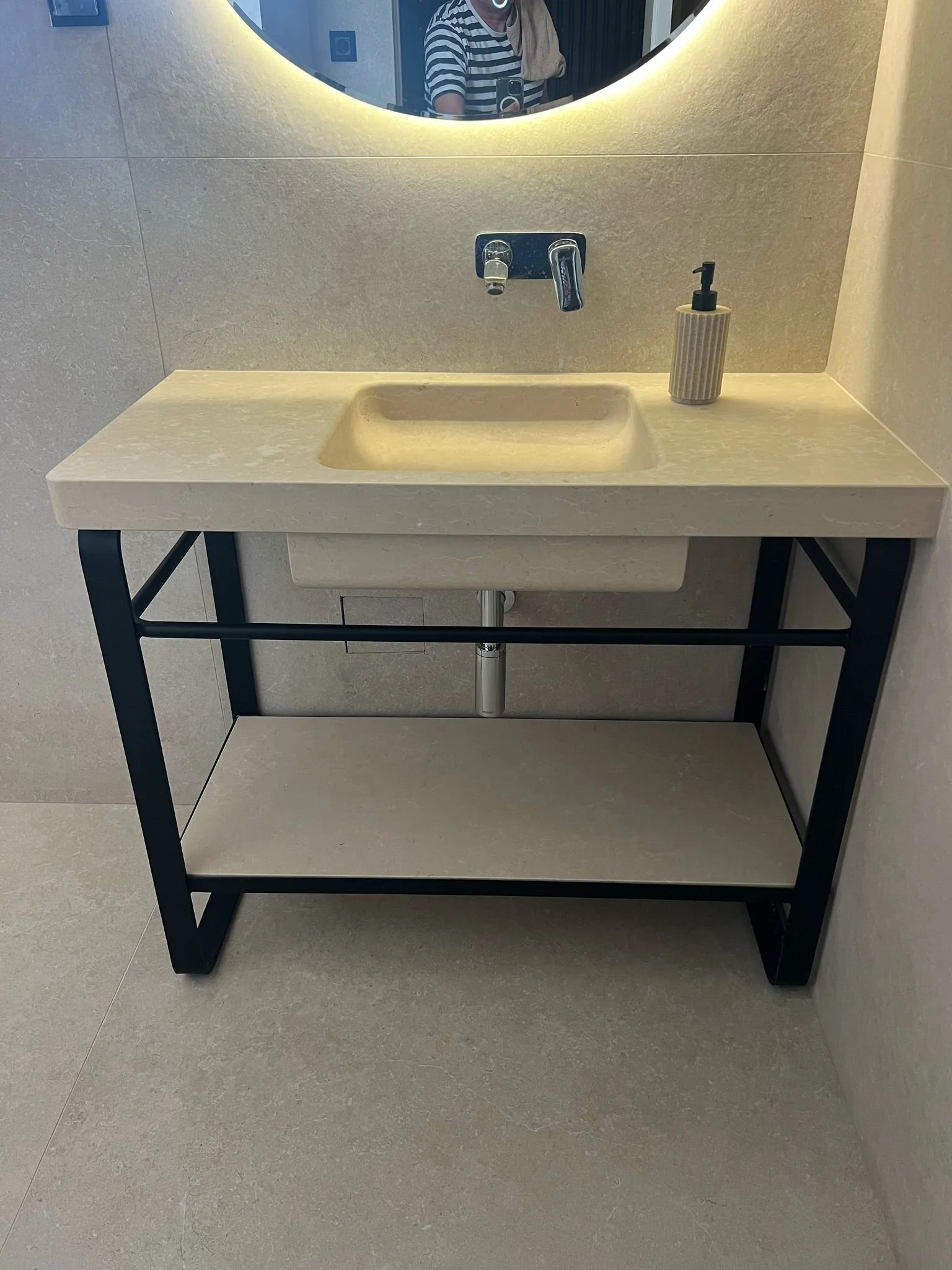 Designer Waschtisch aus Naturstein auf Metallbeinen.jpg