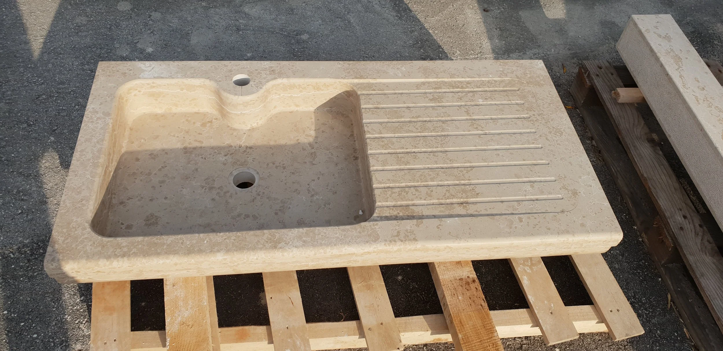 Waschbecken aus istrischem Stein für Villa in Istrien