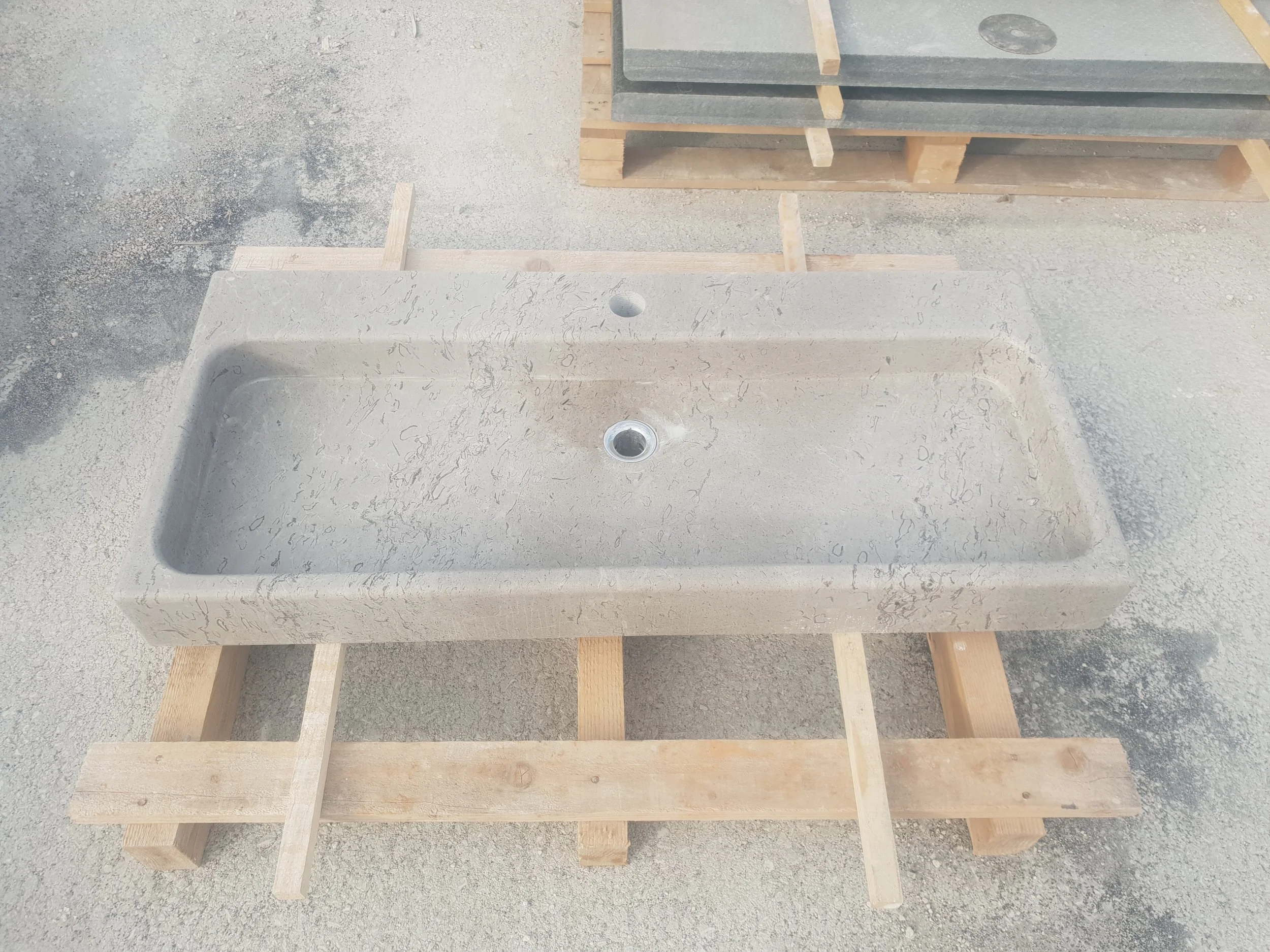 Grauer Marmor Waschtisch in modernem Badezimmer