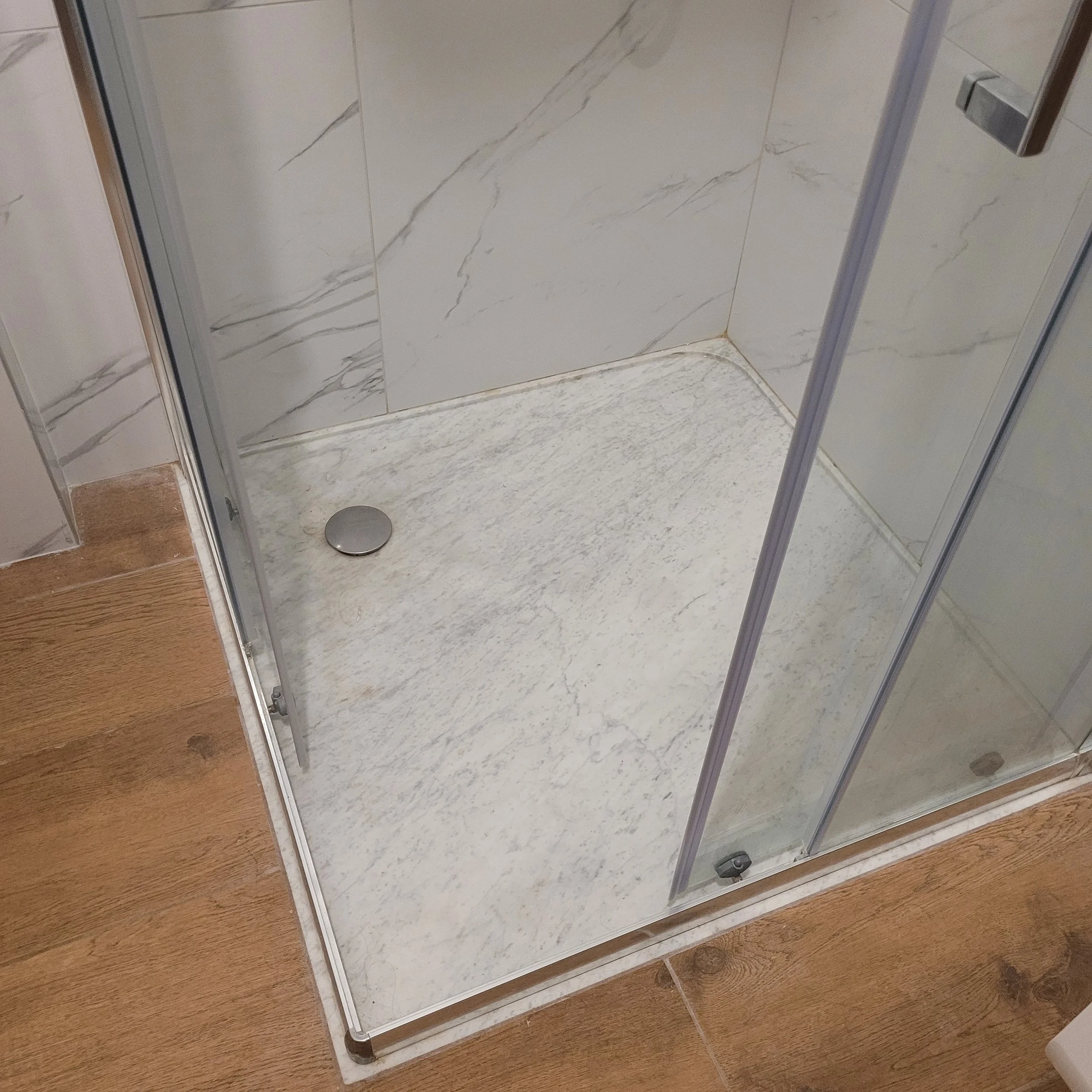 Maßgefertigte Duschwanne aus Naturstein