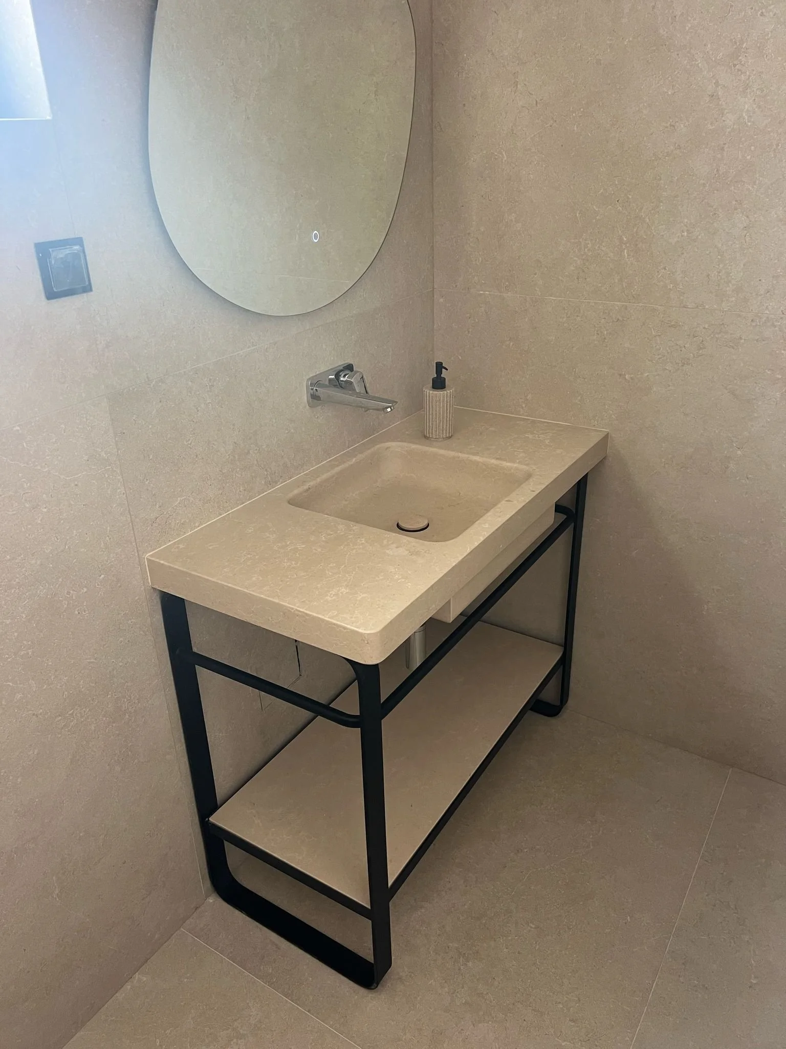 Freistehendes Marmor Waschbecken mit Metallgestell – Villa in Istrien