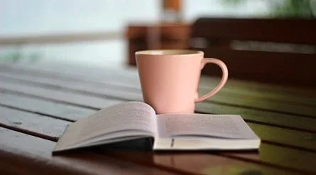 S&aring; h&auml;r kan en arbetsdag se ut f&ouml;r mig! 💻☕ Jag best&auml;mmer sj&auml;lv min tid och plats &ndash; och det b&auml;sta? Jag g&ouml;r n&aring;got som verkligen g&ouml;r skillnad f&ouml;r andra. 

Vill du ocks&aring; skapa en s&aring;dan