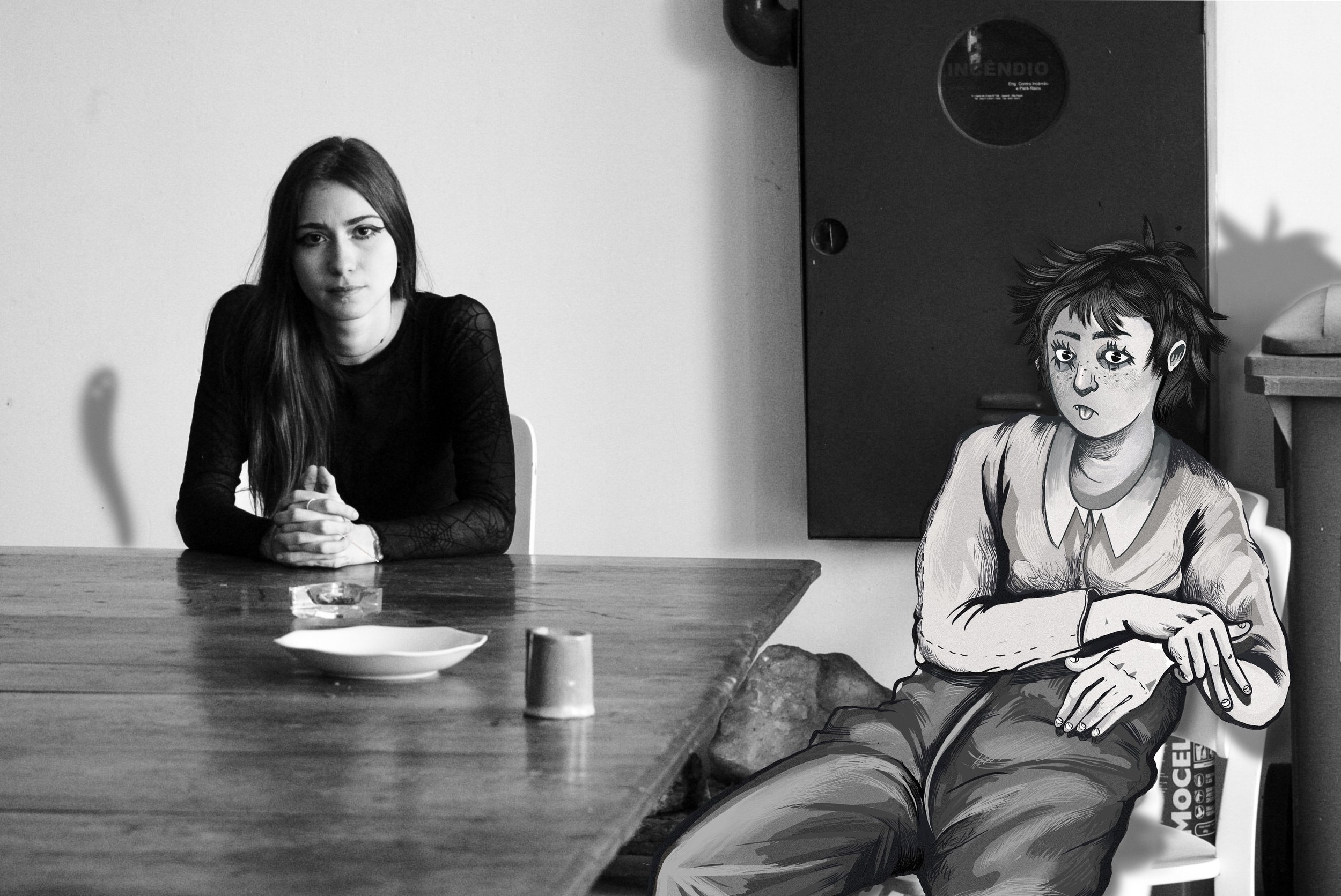 Luna sentada à mesa de seu ateliê ao lado do desenho de um de seus personagens. Foto por @LucasSorrate e arte por @LunaBuschinelli.