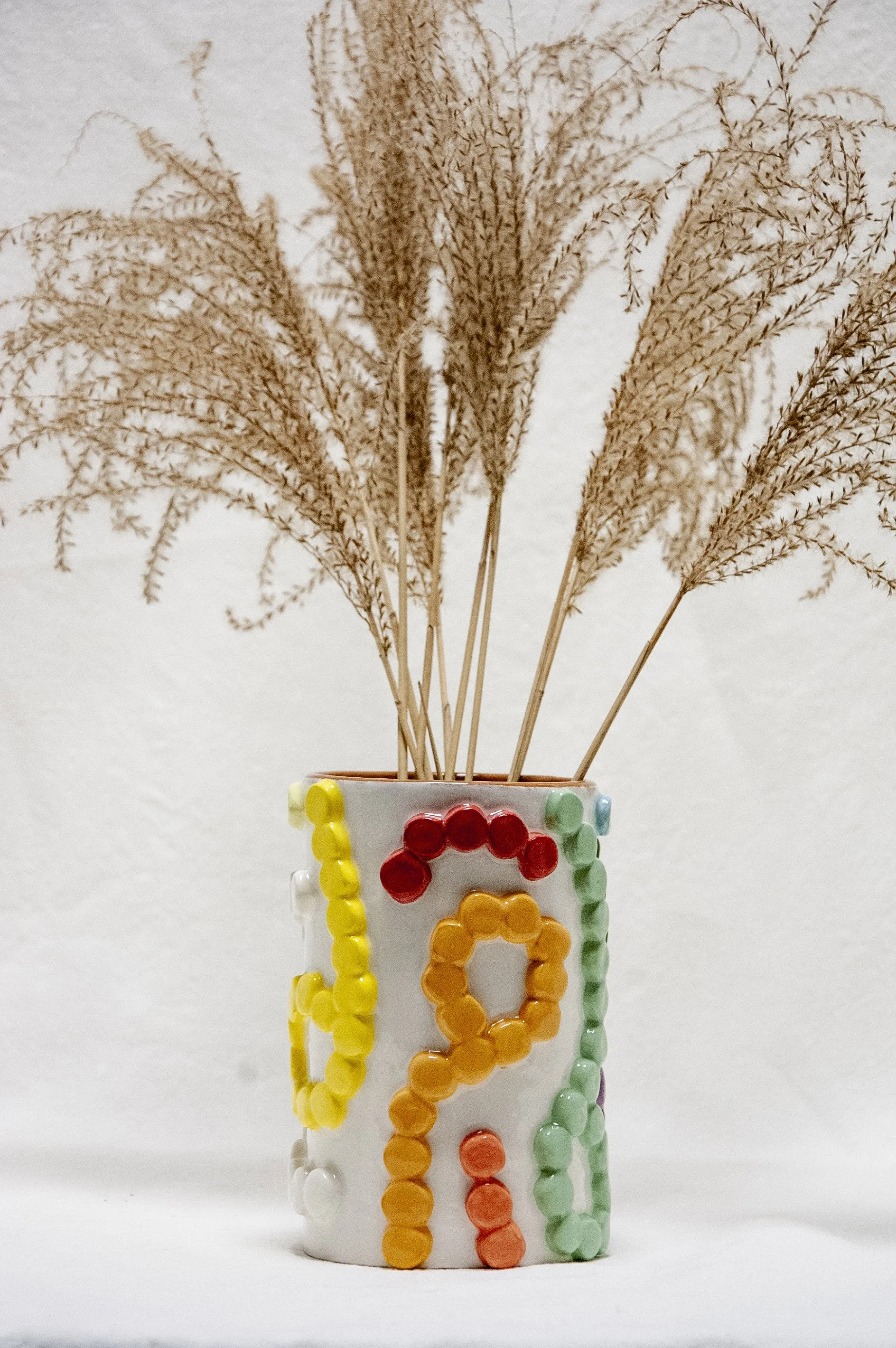 Vaso portafiori con decorazione a rilievo mulricolore, terra rossa, 2022