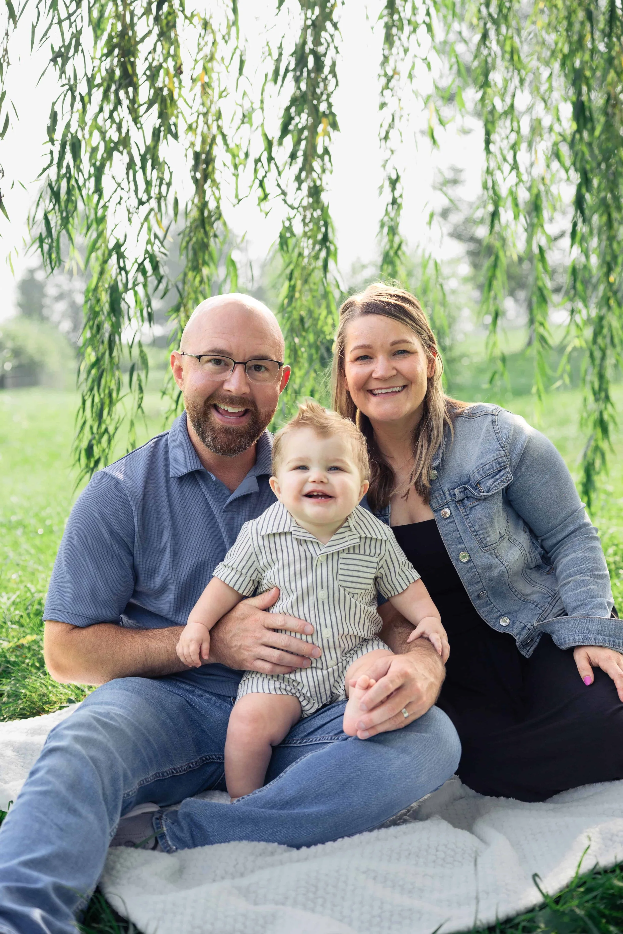 waukee iowa familiy photography outdoor portrait under tree.jpg