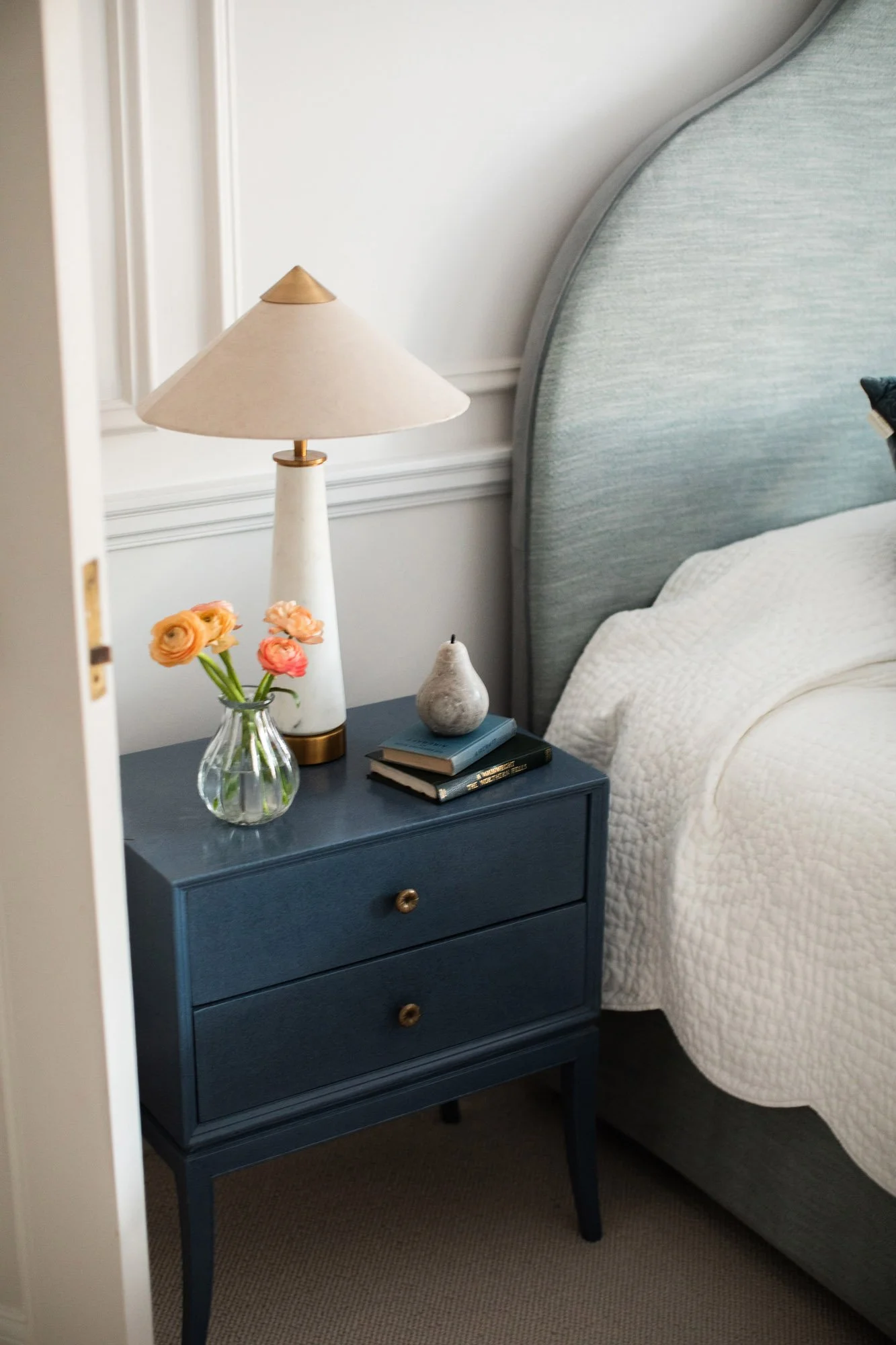 nikki_rees_residential_interior_design_wimbledon_village_grade_2_listed_property_guest_bedroom_pooky_light