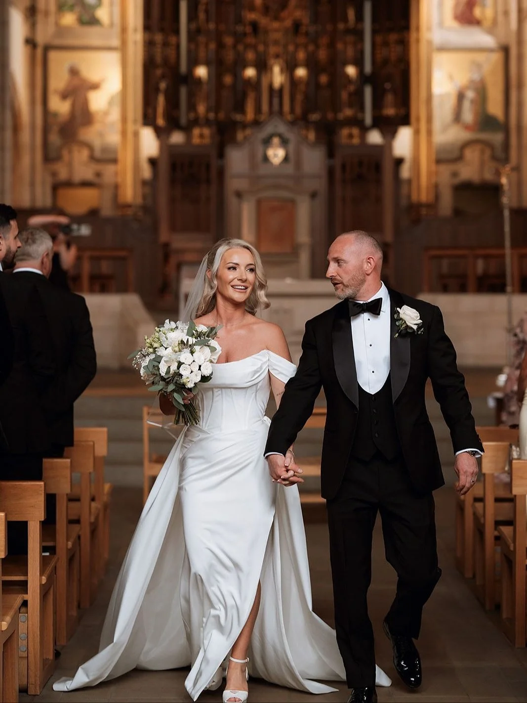 🤍 JORDAN 🤍 The last of the @jordanjanewhite spam! (For now anyway!) Keep scrolling for a closer look at the makeup, soft pink tones and glowing skin were the vibe of the day 💕 

Stunning picture of the bride and groom walking the aisle by the incr