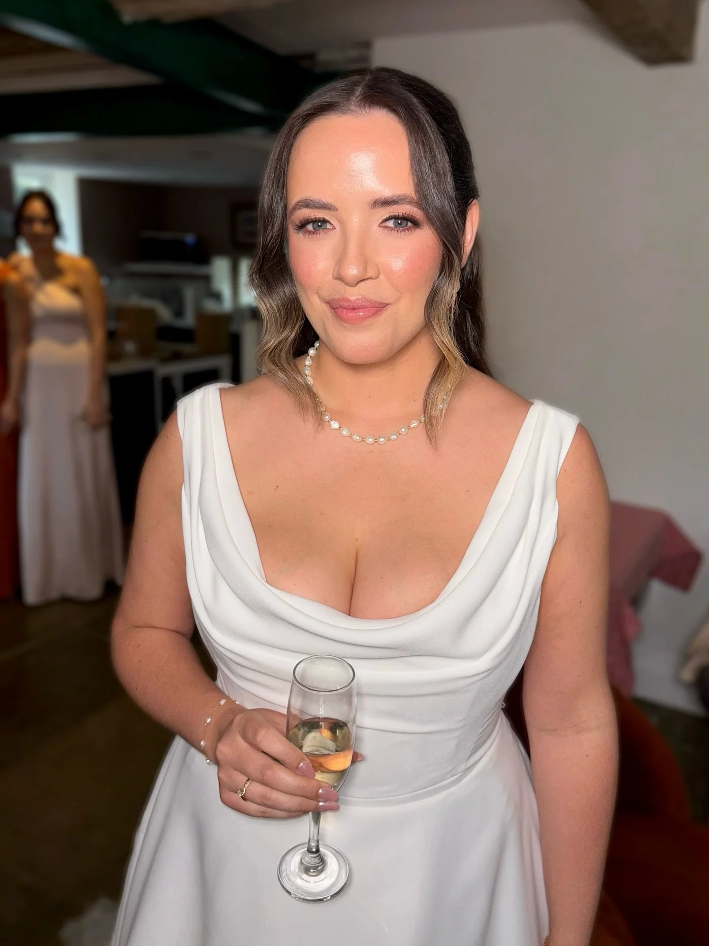 🤍 H A N N A H 🤍

A closer look at the makeup for my beautiful bride @hanrbates you were a dream from the moment we met at your consultation. Effortlessly glowing inside and out ✨

Hannah wanted a soft glam vibe, glowing skin, and pink tones through