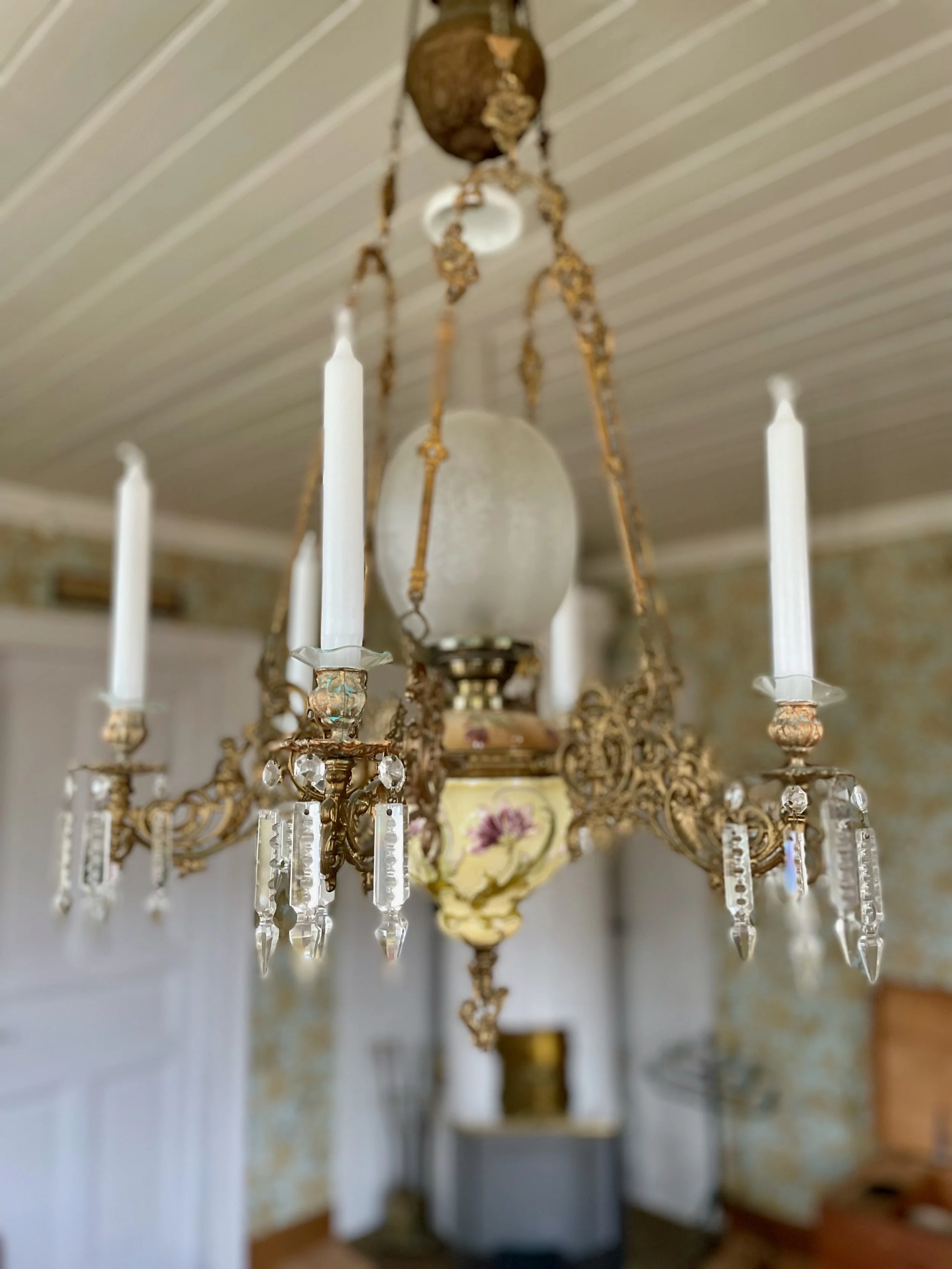 Majolica lamp with a Swedish oven in the back