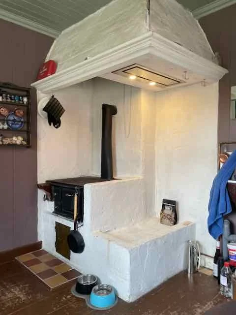 Integrated kitchen fan in vintage kitchen