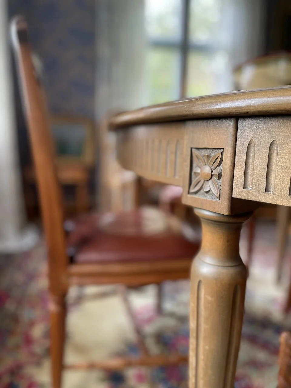 Carved details Gustavian table