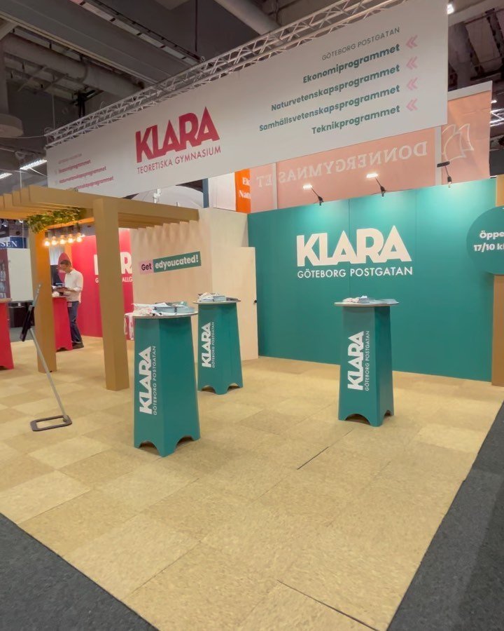 Gymnasiedagarna p&aring; Svenska M&auml;ssan &auml;r &ouml;ver f&ouml;r i &aring;r! 📚 
H&auml;r ser ni Klara Teoretiska Gymnasium i en monter fr&aring;n oss. Tv&aring; skolor med varsin del av montern uppdelat med f&auml;rg och specifika logotyper ❤