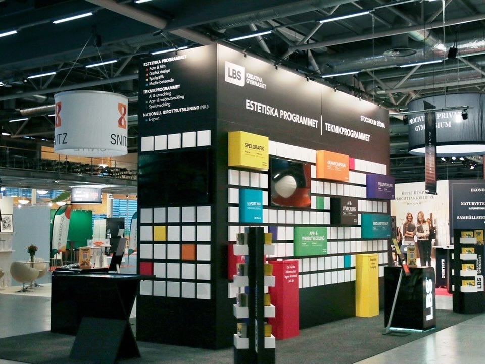 LBS Kreativa Gymnasiets monter p&aring; Gymnasiem&auml;ssan i Stockholm tidigare i h&ouml;st 🖤
En 4m h&ouml;g monter med ett stort f&ouml;rr&aring;d med bra f&ouml;rvaring. En s&aring; detaljrik monter med f&auml;rgade och vita boxar i 3D f&ouml;r e