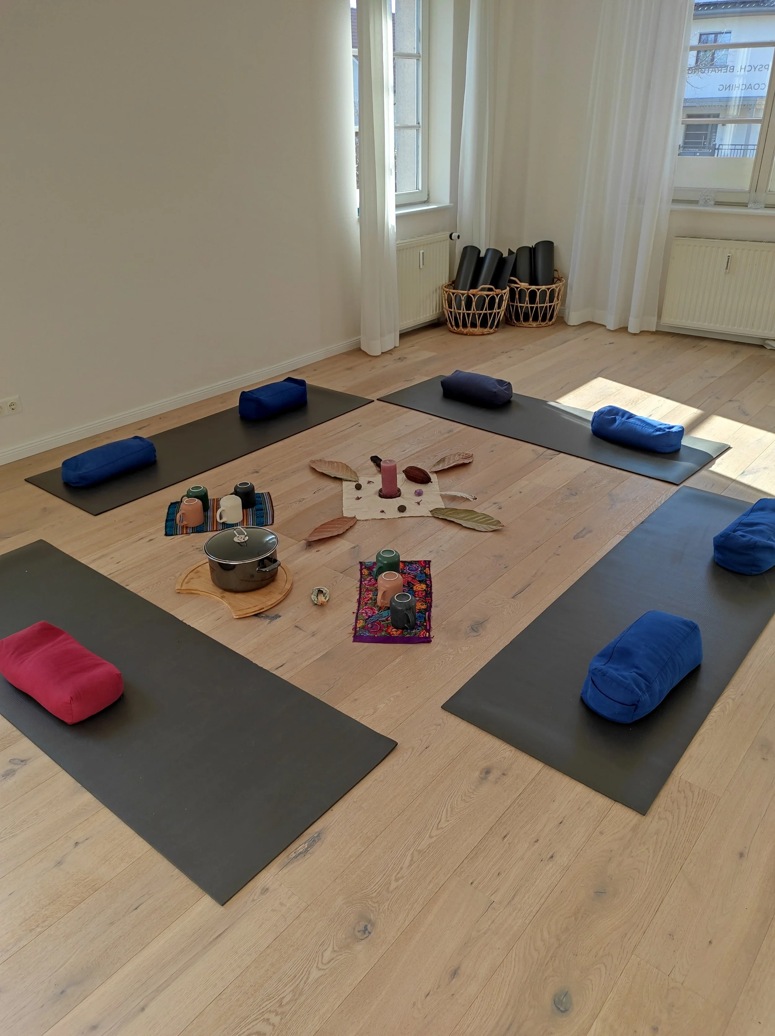 Sitzkreis mit Altar mit Tassen und Topf für eine Kakao Zeremonie