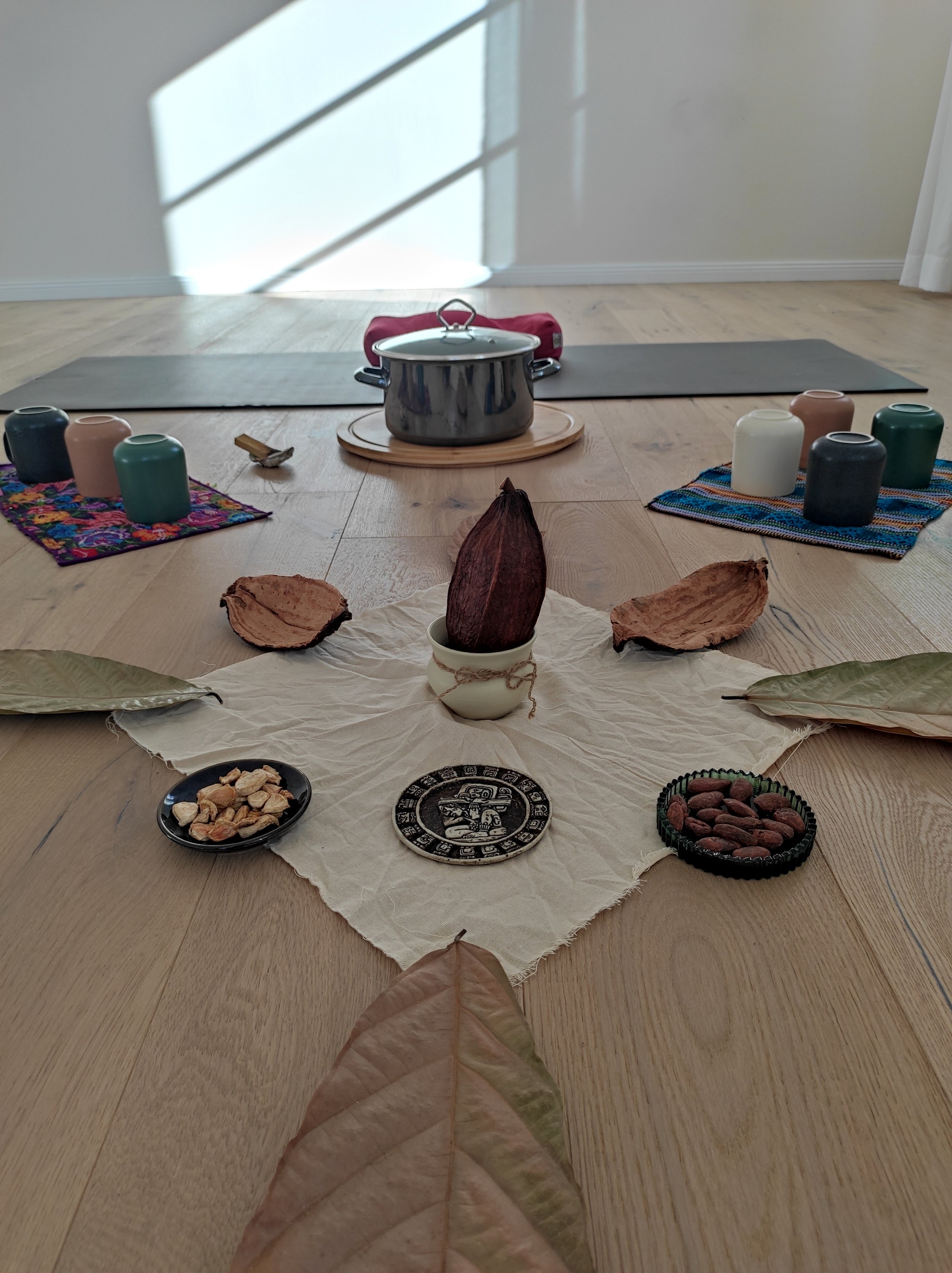 Altar mit Tassen und Topf für eine Kakao Zeremonie