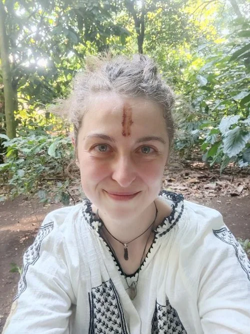 Jana Putzig mit Kakaopaste auf der Stirn nach Segnung der Maya