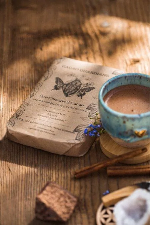 Kakaoblock und Tasse zeremonieller Kakao