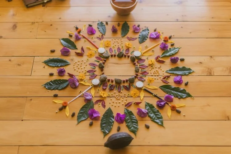 Altar aus Naturmaterialien für eine Kakao Zeremonie