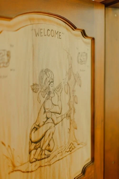 Holzschnitzerei über die Bedeutung von Kakao in der Maya Kultur