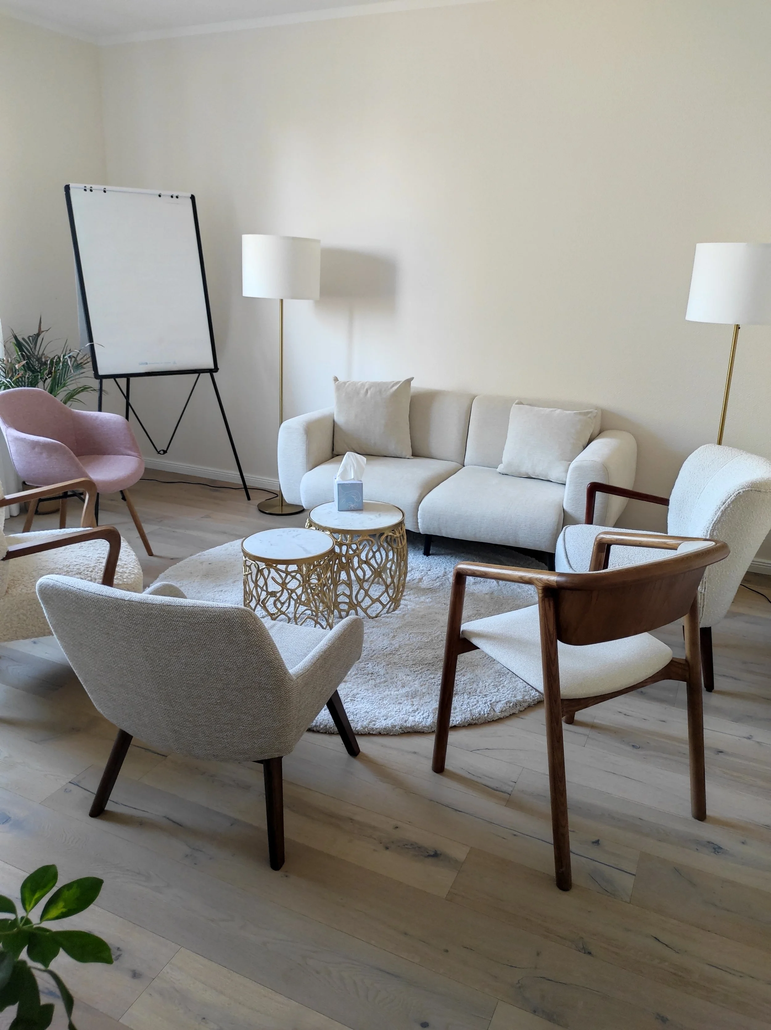 Stühle im Kreis für Austausch und Gruppenbegleitung