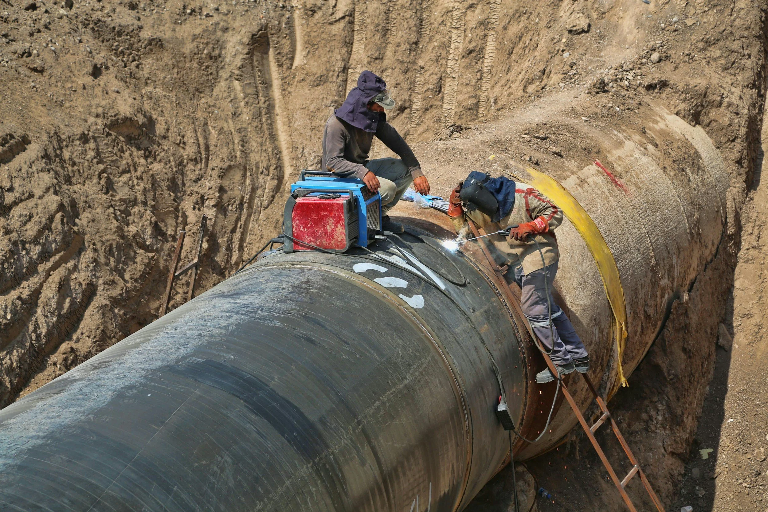 Alt text: Oil and gas workers from India deployed to GCC refinery site
