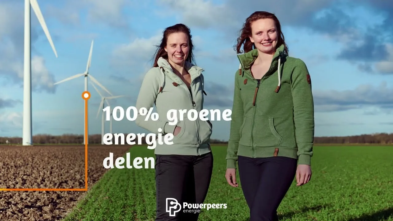 Twee lachende vrouwen staan in een veld met windmolens op de achtergrond en tekst die zegt: '100% groene energie delen'.