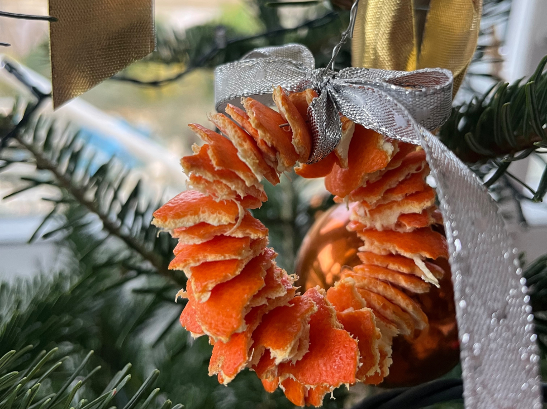 DIY kerstversiering: sinaasappelschil kransjes in 6 simpele stappen