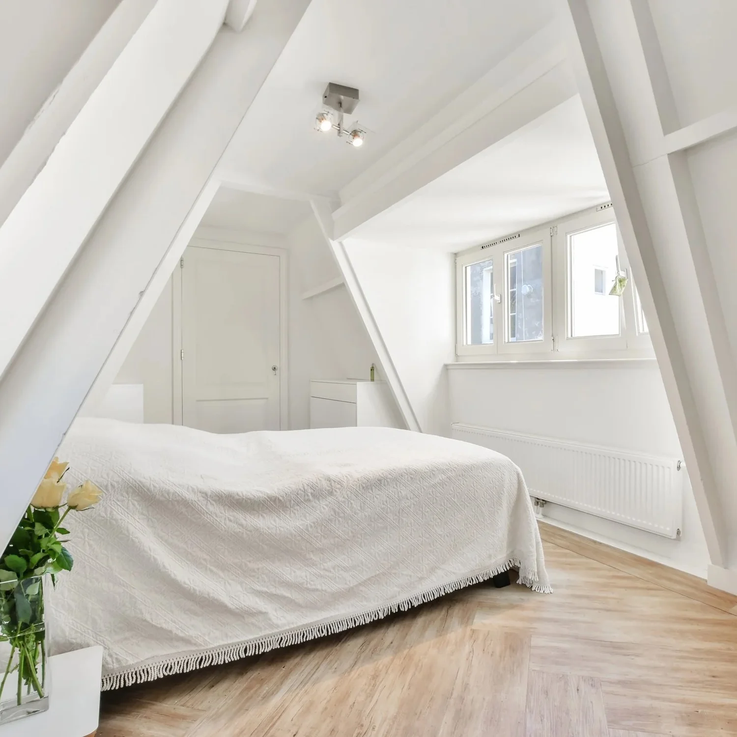 6 tips voor het inrichten van een slaapkamer met een schuin dak — STYLE ...