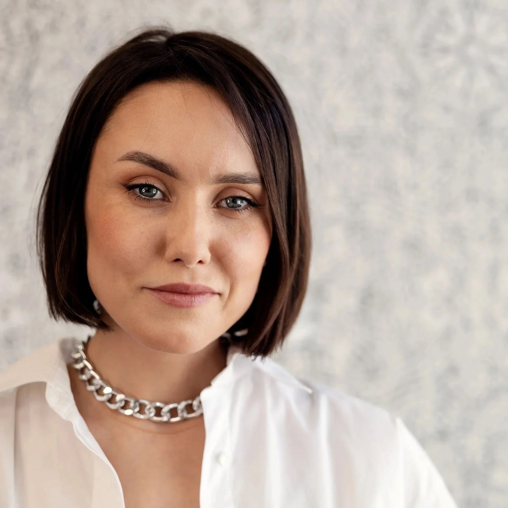 5 Best Mid-Length Haircuts for a Round Face (+ Styling Tips!)