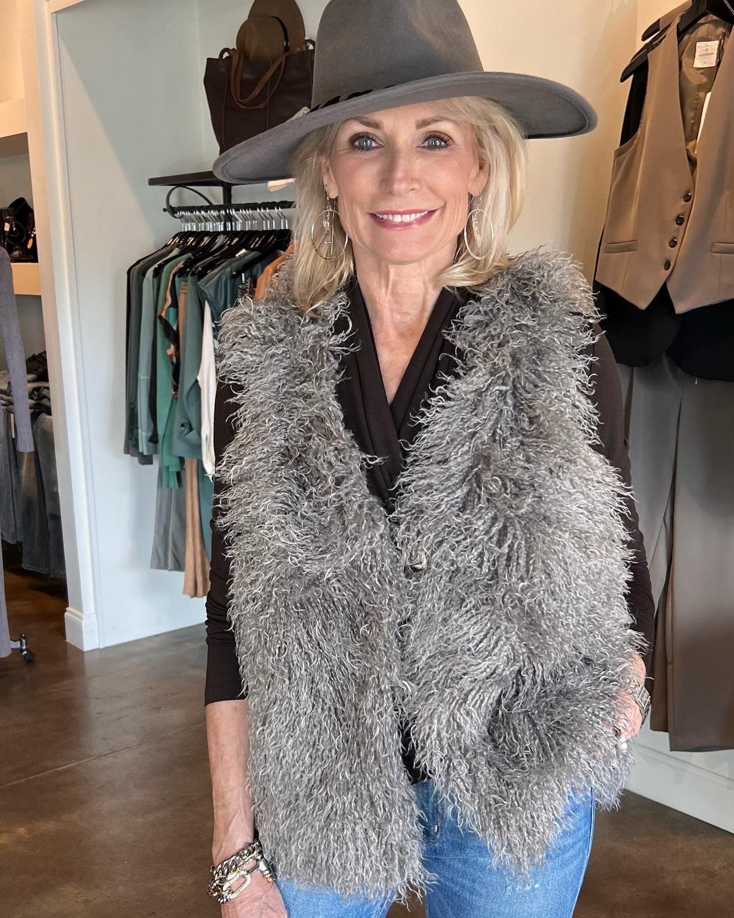 Finally time for some fun outerwear. We are loving this vest from @summumwoman - great addition to your closet. 
#dressingroomcoach 
#shopvestas 
#outerwear 
#fallvibes 
#fallfashion 
#style 
#lookgoodfeelgood