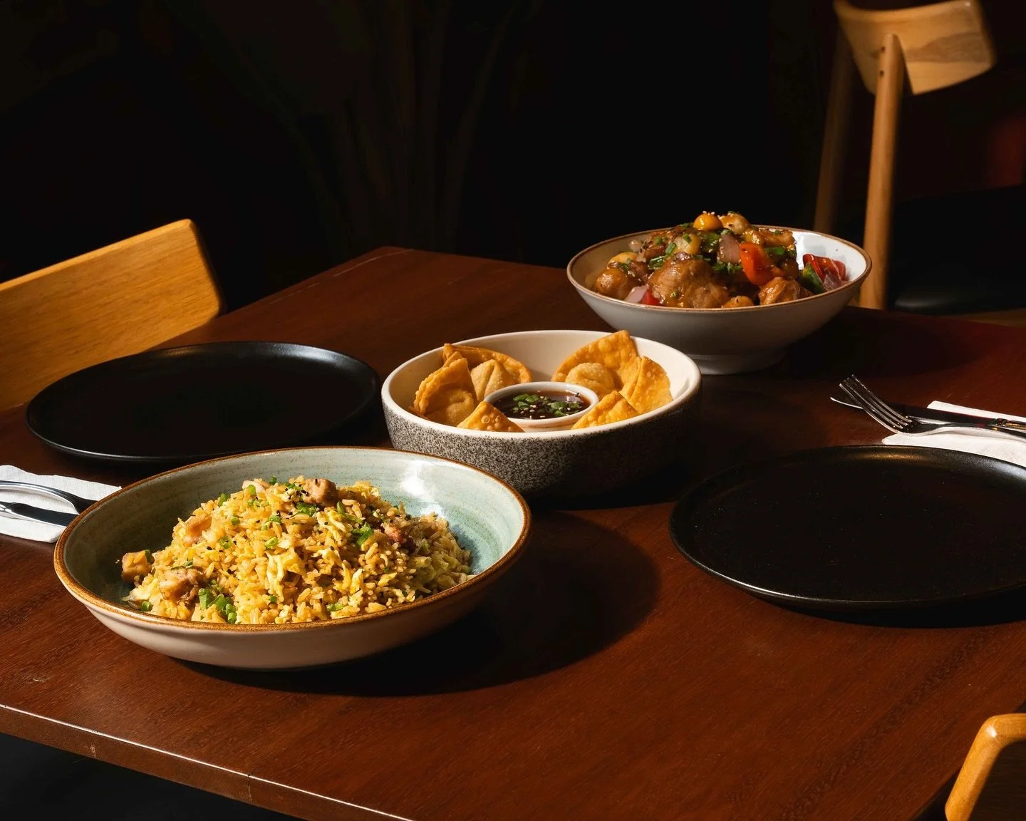 Mesa lista, servicio atento y sabor que habla solo.
As&iacute; se vive KION 🍽️✨

#KIONperuvianchinese
#ComoNuncaAntes