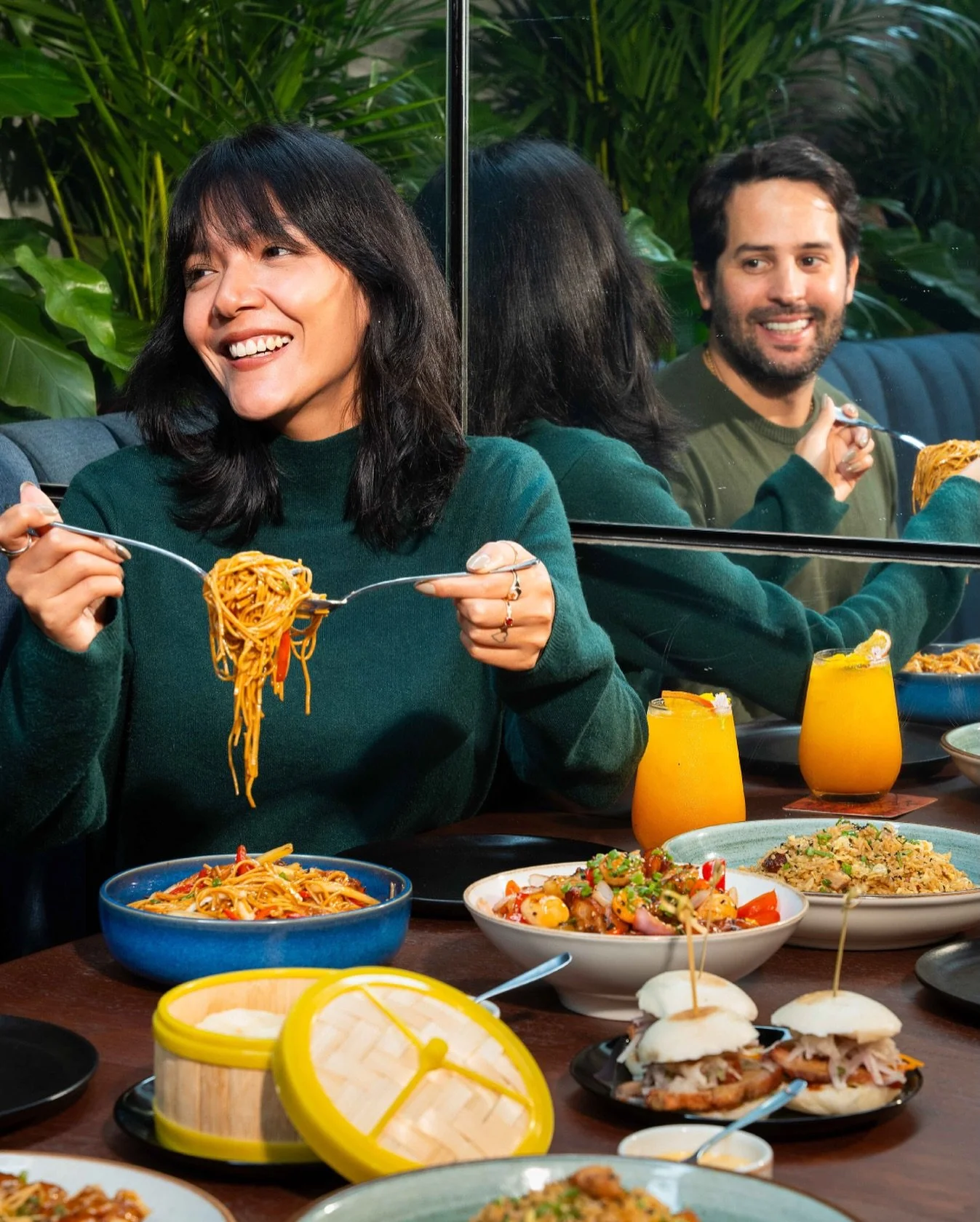 El sonido de los woks, los palillos que se cruzan, las voces que se mezclan.
As&iacute; se vive el chifa en KION: alrededor de una mesa llena 🥢

#KIONperuvianchinese
#ComoNuncaAntes